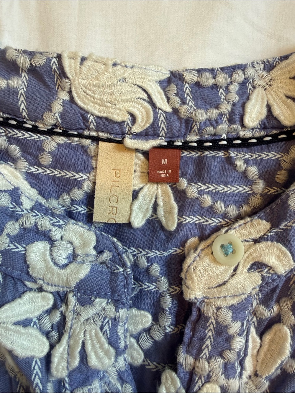 Anthropologie Pilcro Blue White Floral Appliqué Blouse Size Medium Embroidered - Picture 7 of 10